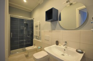 Junior Suite, Non Smoking | Bathroom | Shower, free toiletries, hair dryer, bidet - B&B Le Pignattelle (Siena)