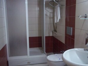 Standard Double Room | Bathroom | Shower, hair dryer, slippers, towels