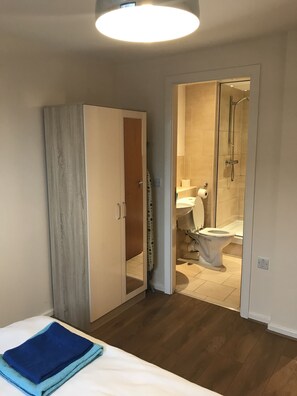 Lägenhet Deluxe | 2 sovrum, mörkläggningsgardiner, strykjärn/strykbräda och gratis wi-fi
