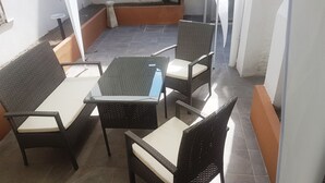 A patio with wicker furniture and a tiled floor. - Corte Sconta Mini Loft (Venice)