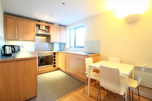 Appartamento Deluxe | Cucina privata | Frigorifero, microonde, forno, piano cottura