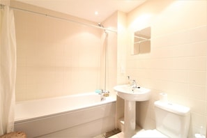 Deluxe Apartment | Bathroom