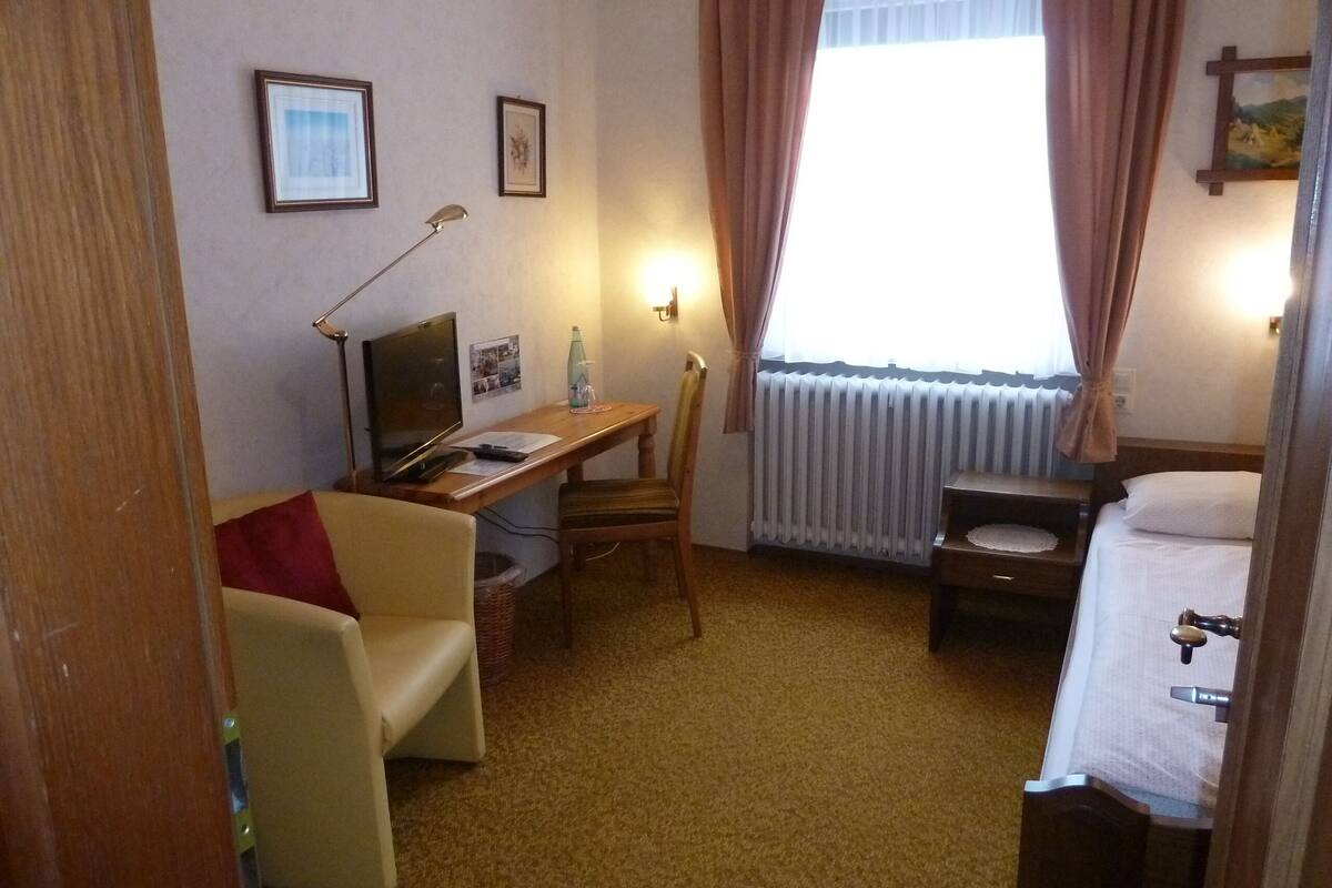 Chambre Simple Standard, 1 chambre, non-fumeurs, vue ville | Bureau, Wi-Fi gratuit, draps fournis