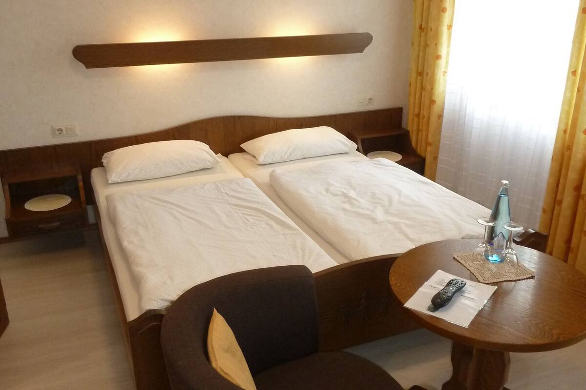 basic double room | desk, free wifi, bed sheets