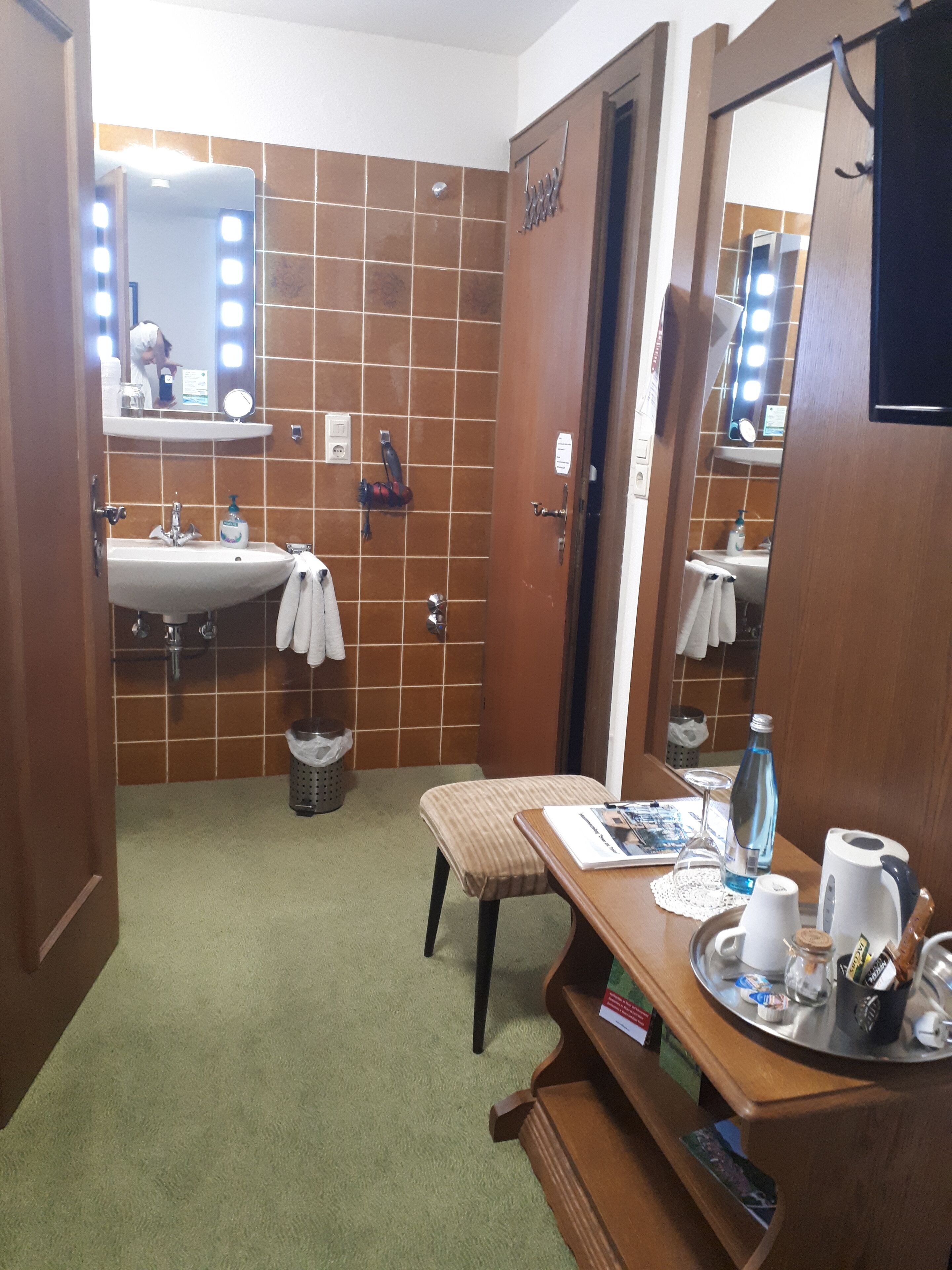 basic single room | bathroom | shower, rainfall showerhead, free toiletries, hair dryer