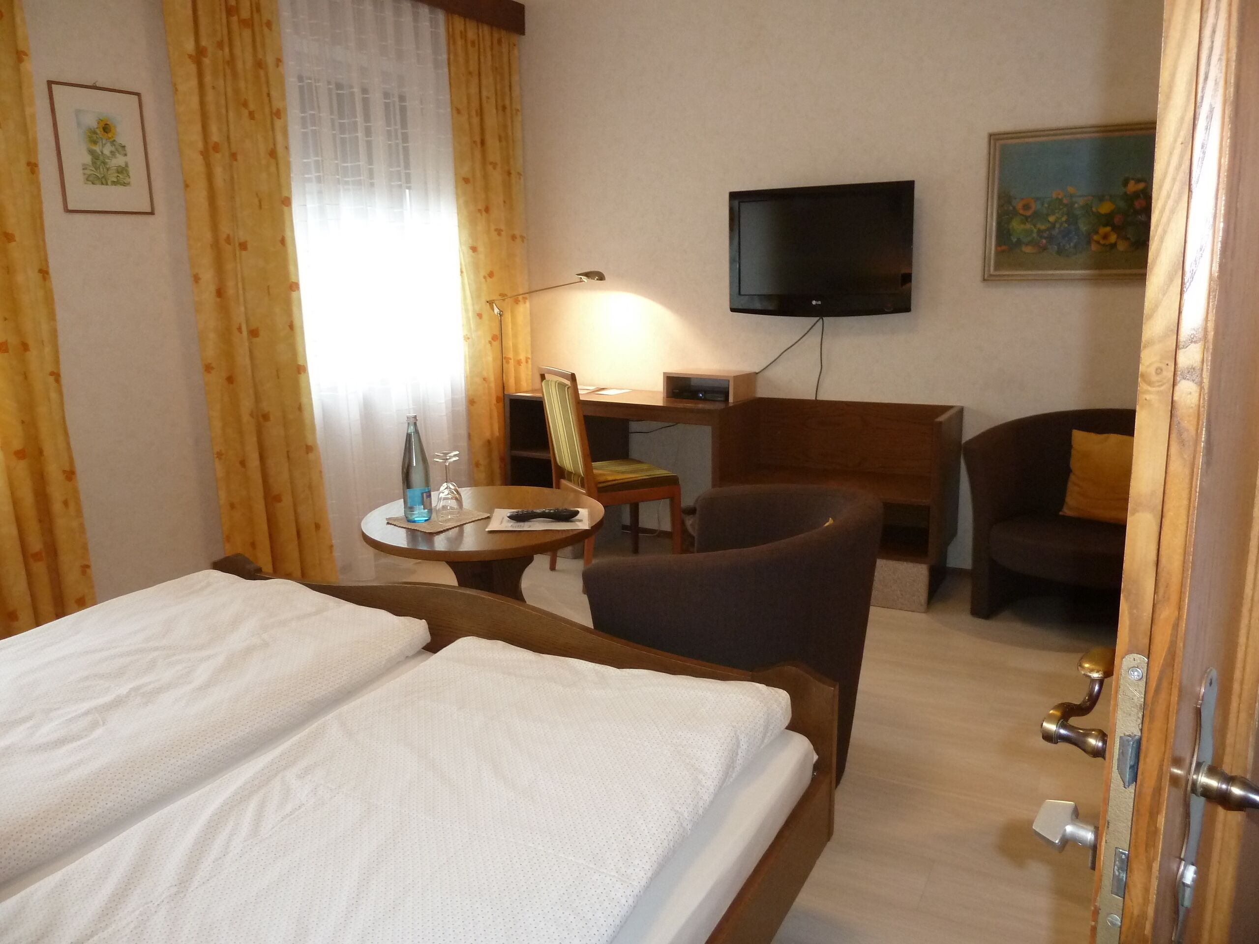 basic double room | living area | 80-cm flat-screen tv with cable channels, tv