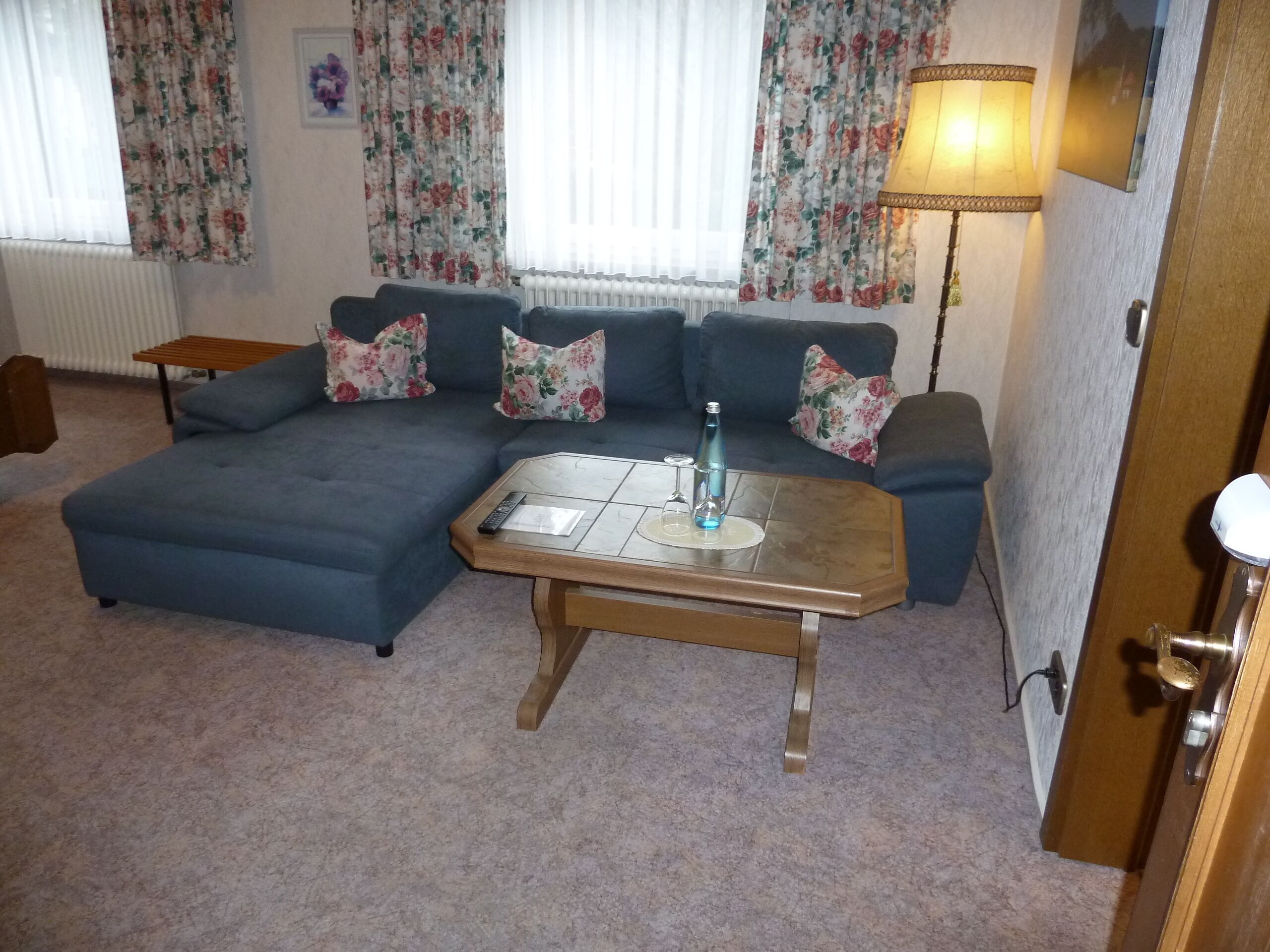 double room, 1 bedroom, garden view | living area | 80-cm flat-screen tv with cable channels, tv