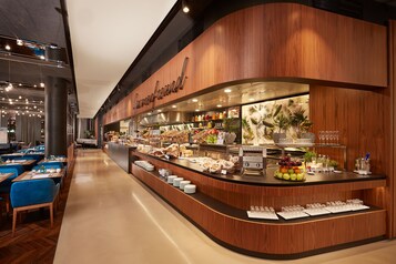 Petit déjeuner buffet (29 EUR par personne)