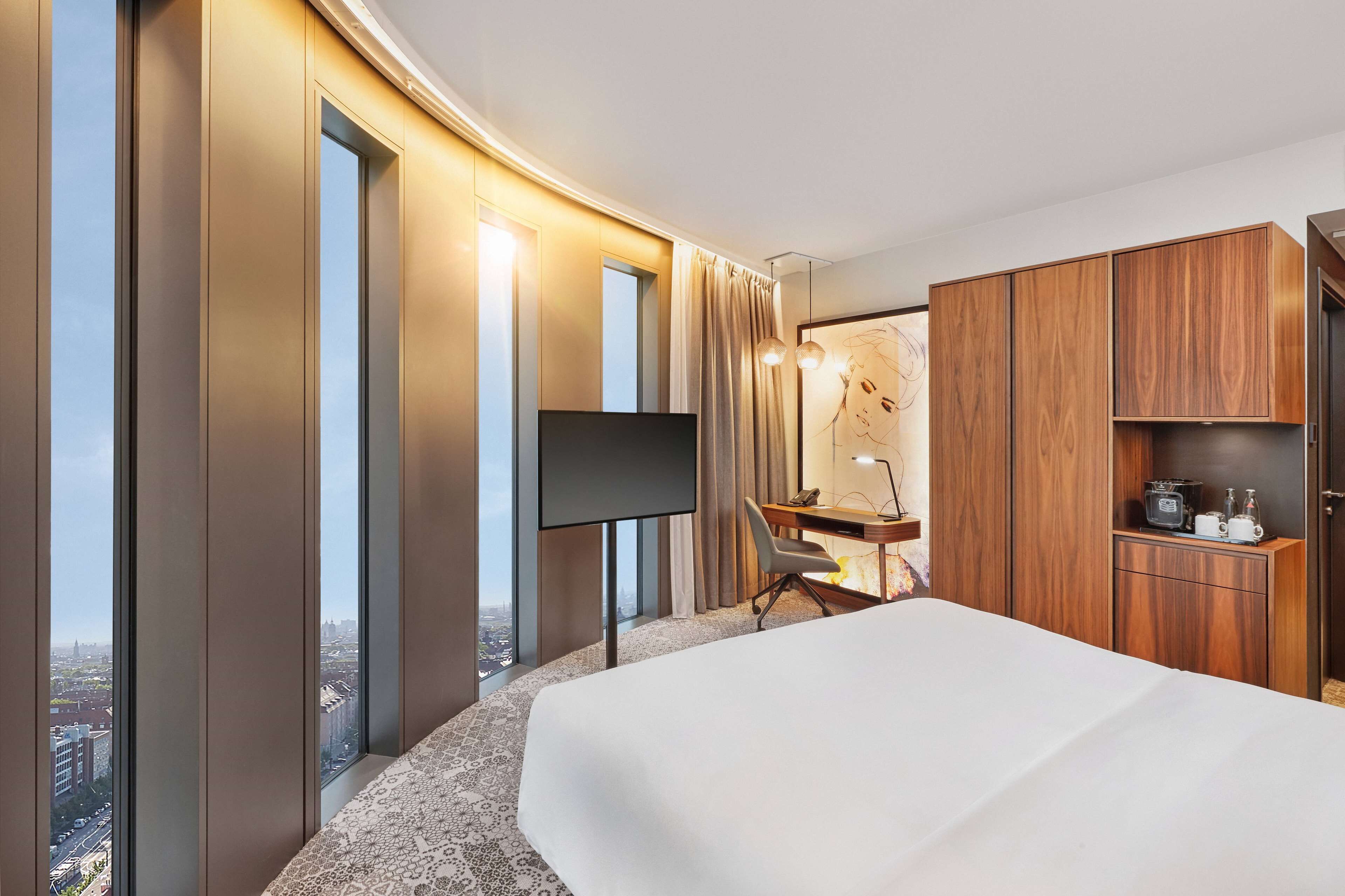 panoramic room, club lounge access | egyptian cotton sheets, premium bedding, free minibar, in-room safe