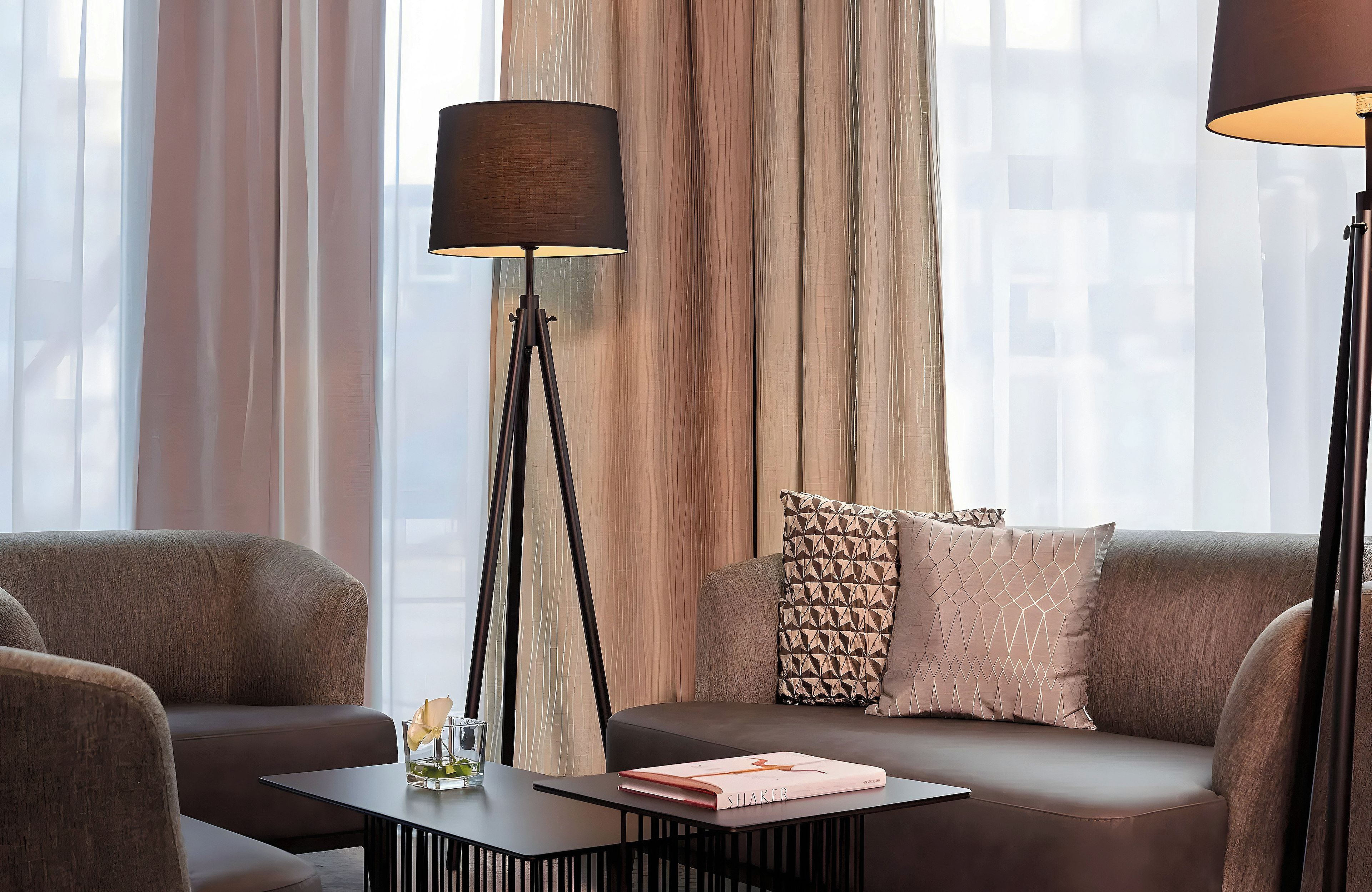Ein modernes Wohnzimmer mit einer Couch, einem Couchtisch und einer Stehlampe.
