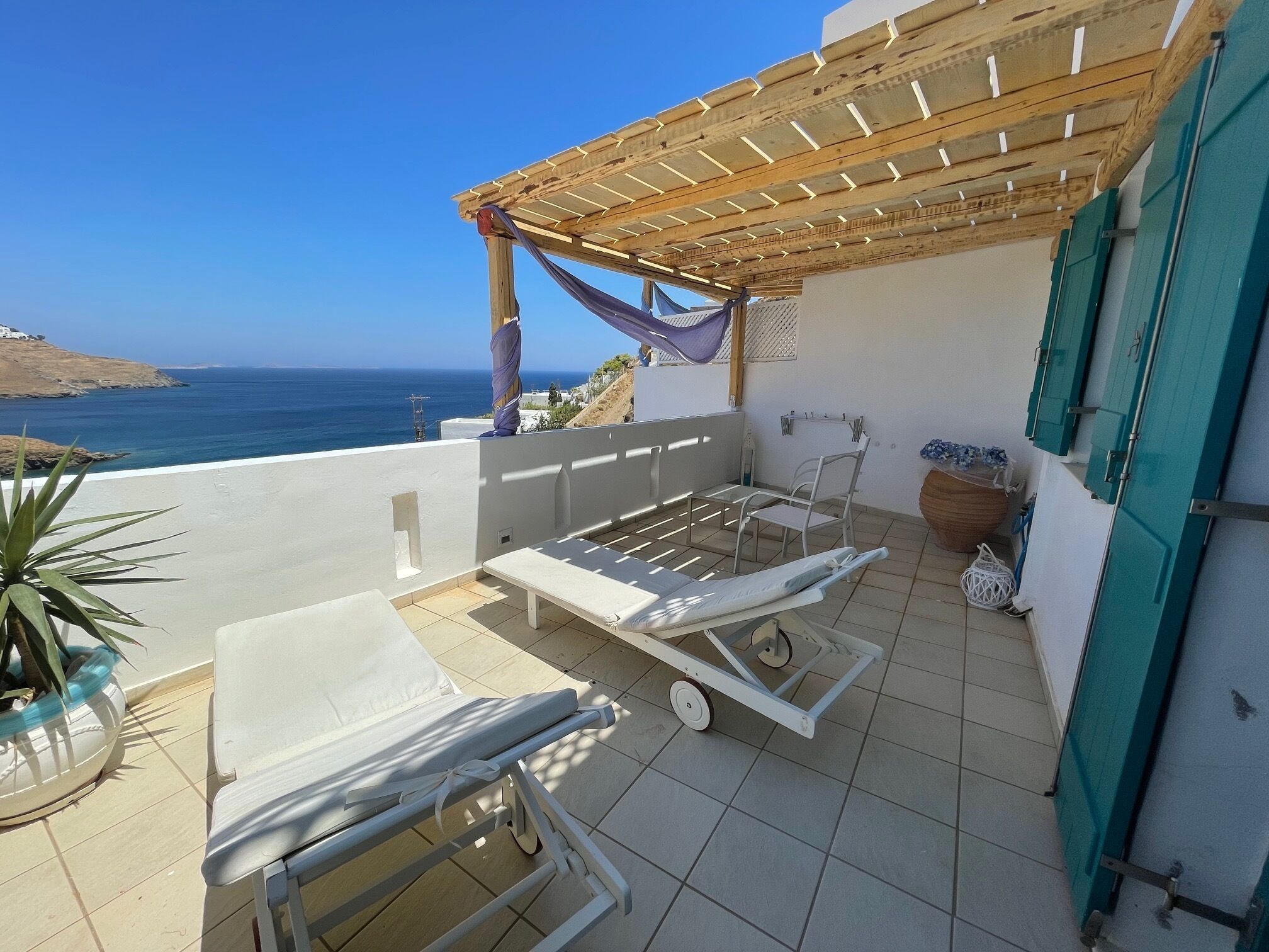 Studiosvit Deluxe | Värdeförvaringsskåp på rummet, mörkläggningsgardiner och ljudisolering