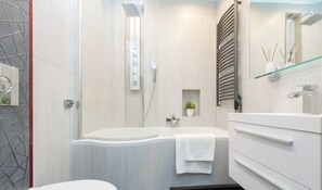 Comfort Apartment | Bathroom | Bathtub, free toiletries, towels - P&O Apartments Rynek Starego Miasta 2 (Warsaw)