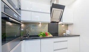 Comfort Apartment | Private kitchen | Fridge, oven, stovetop, electric kettle - P&O Apartments Rynek Starego Miasta 2 (Warsaw)
