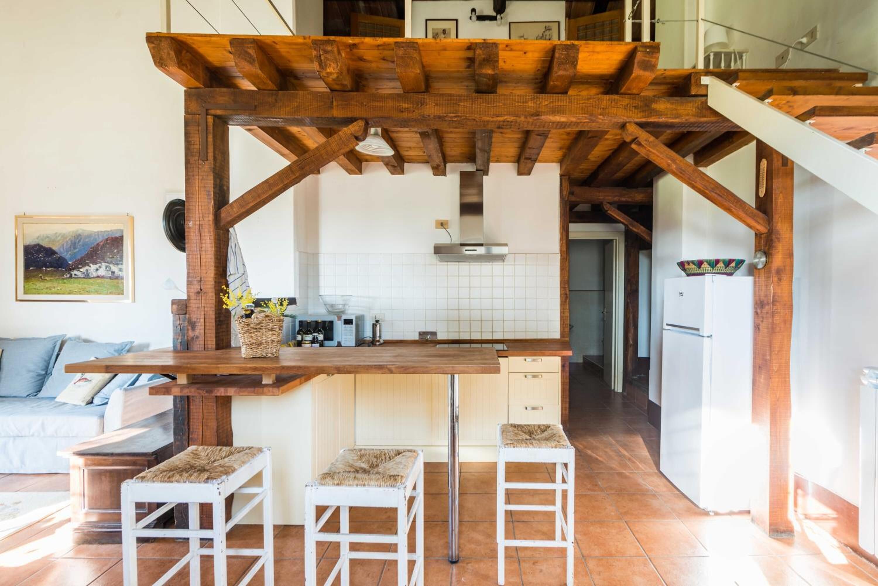 Grand réfrigérateur, micro-ondes, plaque de cuisson