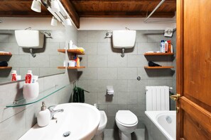 Douche, douche à « effet pluie », articles de toilette gratuits, bidet