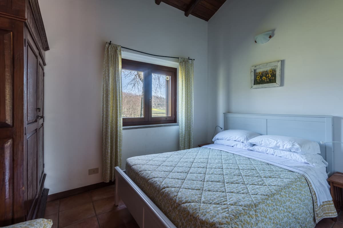 Appartamento, 1 camera da letto | Biancheria da letto di alta qualità, una scrivania, tende oscuranti