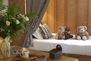 Ropa de cama de alta calidad y caja de seguridad en la habitación