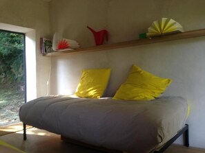 3 عدّة غرف نوم ومكواة/لوح كي وسرير سفر وخدمة الإنترنت