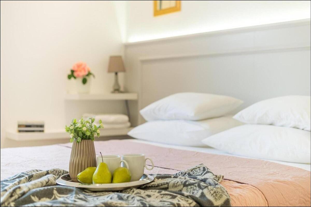 Iron/ironing board, free WiFi, bed sheets