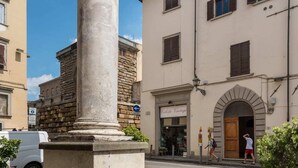 Un edificio histórico con una columna central, fachada de piedra y un letrero que dice 'Celeste Vintage'.