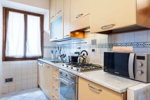 Appartement Deluxe, 2 chambres, vue sur la ville | Cuisine privée | Réfrigérateur grande capacité avec congélateur, four à micro-ondes