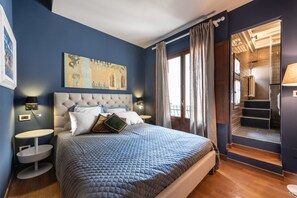Departamento Deluxe, 2 habitaciones, vista a la ciudad | 2 habitaciones, ropa de cama de alta calidad y muebles diferentes 