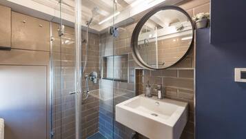 Appartement Deluxe, 2 chambres, vue ville | Salle de bain | Baignoire relaxante profonde, articles de toilette gratuits