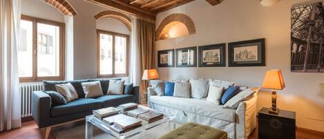 A living room with two sofas, a coffee table, and a lamp.