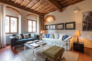 Departamento Deluxe, 2 habitaciones, vista a la ciudad | Sala de estar | Televisión de pantalla plana, chimenea y estación para iPod 