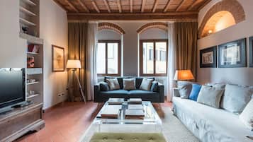 Appartement Deluxe, 2 chambres, vue ville | Salle de séjour | Télévision à écran plat, cheminée, station d'accueil iPod