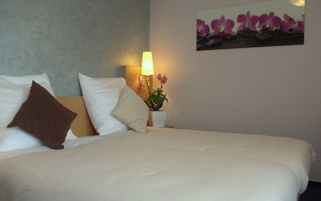 Quarto casal | Roupas de cama premium, escrivaninha, cortinas blackout