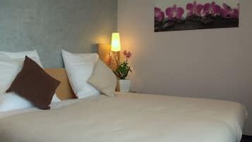 Quarto casal | Roupas de cama premium, escrivaninha, cortinas blackout