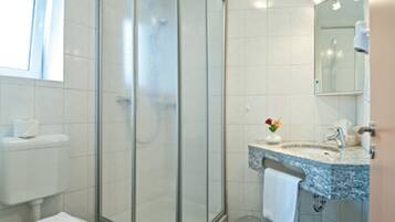 Einzelzimmer | Badezimmer | Kostenlose Toilettenartikel, Haartrockner, Handtücher