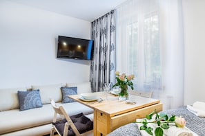 Comfort appartement, kitchenette, bijgebouw (White) | Woonkamer | Een flatscreentelevisie