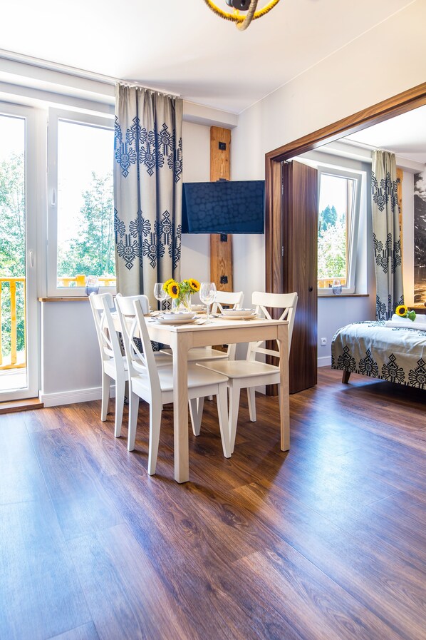 Comfort-Apartment, 1 Schlafzimmer, Nichtraucher, Annex (Rusinski) | Essbereich im Zimmer