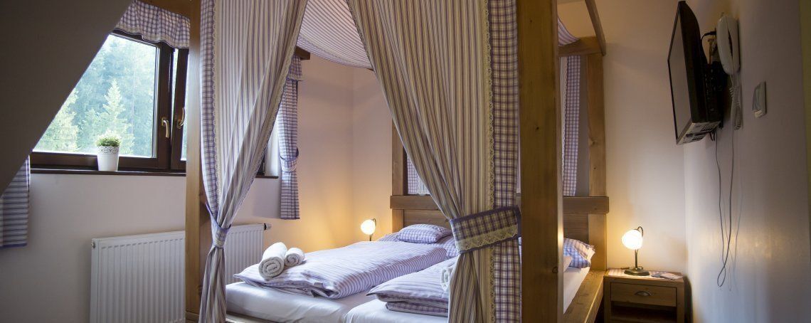 Minibar, escritorio, cortinas blackout y ropa de cama 