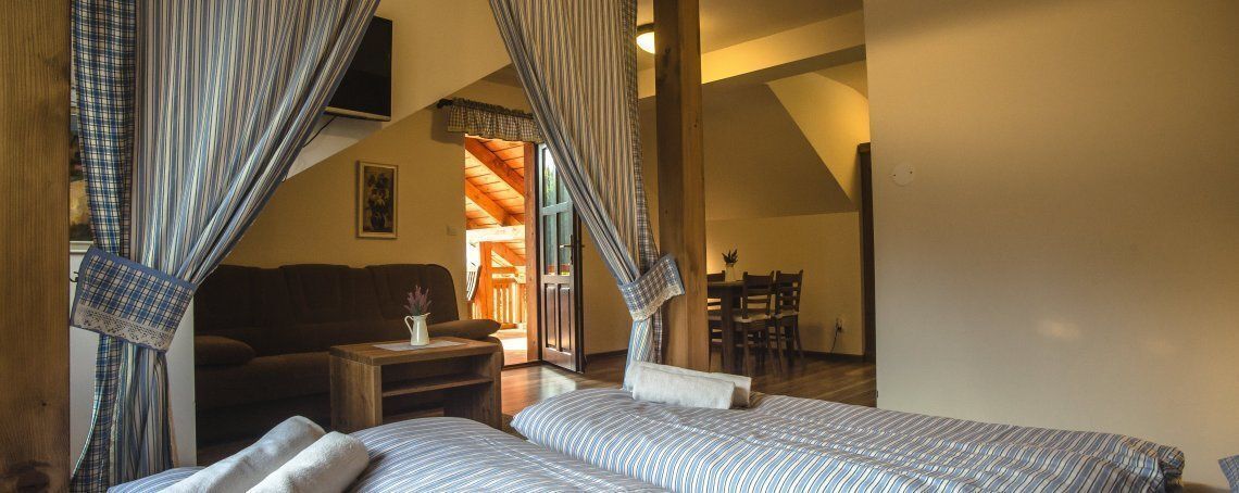 Minibar, escritorio, cortinas blackout y ropa de cama 