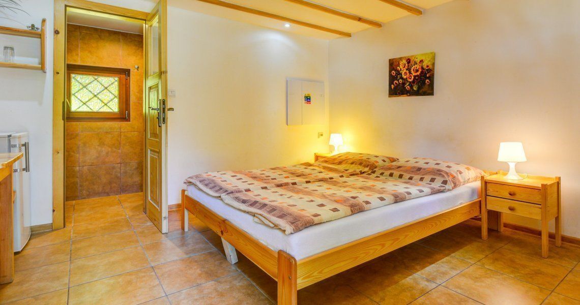 Minibar, escritorio, cortinas blackout y ropa de cama 