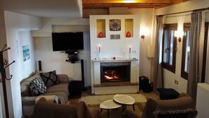 Villa, 3 slaapkamers, uitzicht op zee (Orizon) | Woonruimte | Smart-tv, een open haard en een tafeltennistafel