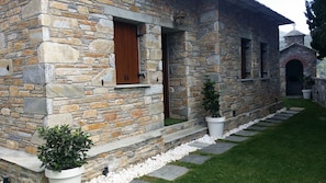 Courtyard - Pacithea Villas (South Pelion)