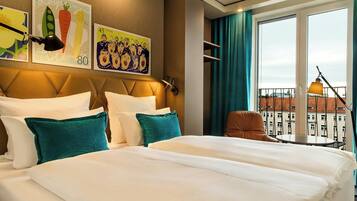 Lakens van Egyptisch katoen, een kluis op de kamer, een bureau