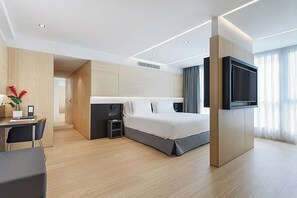 Minibar, in-room safe, desk, blackout curtains - Dorma Plaza Catalunya (Barcelona)