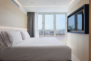 Frigobar, cofres nos quartos, escrivaninha, cortinas blackout