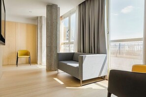 Minibar, safe på rommet, skrivebord og blendingsgardiner