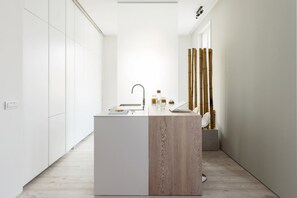 Departamento de diseñador | Cocina privada | Refrigerador con congelador, parrilla de estufa y lavavajillas 