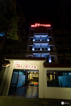 Fassade der Unterkunft – Abend/Nacht