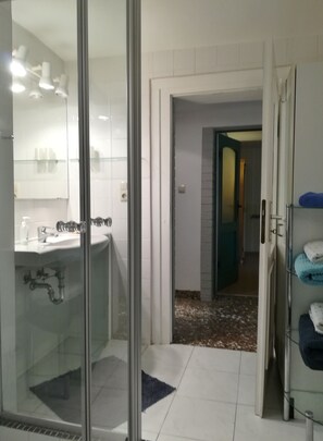 Dusche, Haartrockner, Handtücher, Seife