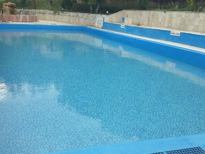 2 kolam renang outdoor, dengan kursi berjemur