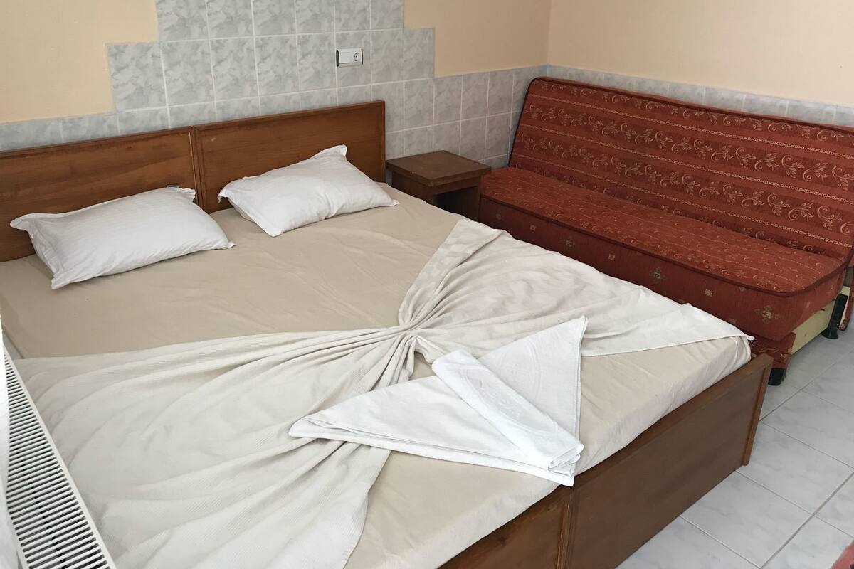 Quarto triplo standard, para fumantes | Escrivaninha, berços grátis, Wi-Fi de cortesia, roupa de cama