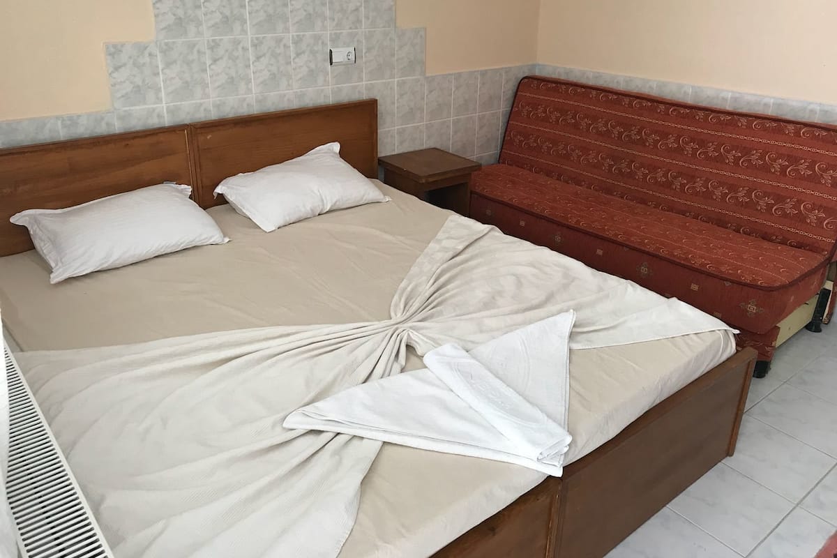 Standard-Dreibettzimmer, Raucher | Schreibtisch, kostenlose Babybetten, kostenloses WLAN, Bettwäsche